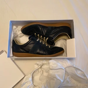 Maison margiela navy gats - Säljer dessa feta Maison margiela Gats i färgen navy. Använda endast ett par gånger! Box och dustbags medföljer. Skriv vid minsta fråga!! 