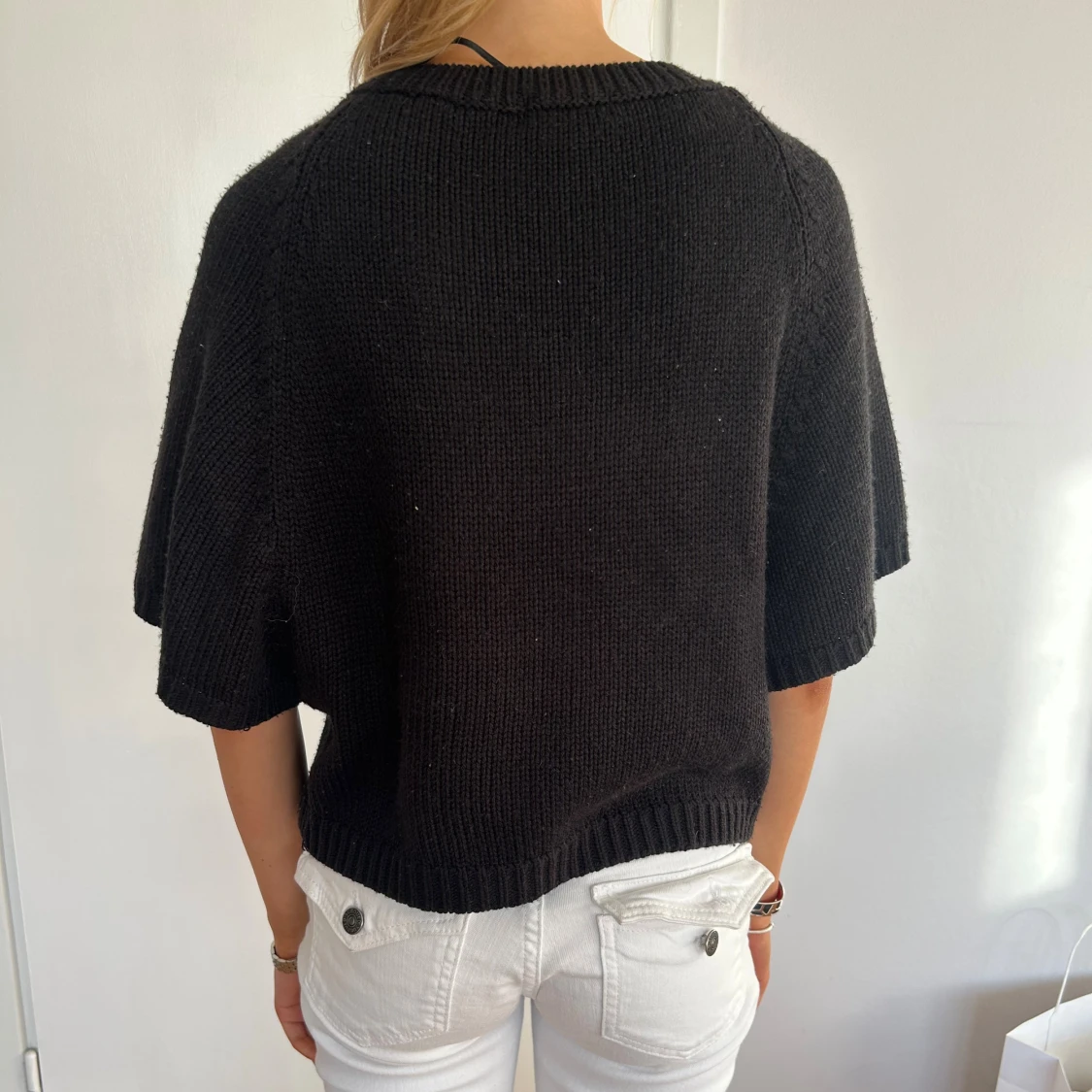 Svart stickad kofta med stora knappar - 2