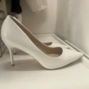 klackskor - säljer dessa super snygga klackskor använda på balen 1 gång super bekväma!