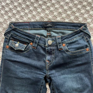 true religion jeans - säljer mina true religion 💕 midjemåttet är 37 cm och innerbenslängd 76 cm🩷