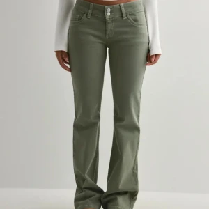Låg midjade jeans Nelly - Snygga olivgröna lågmidja jeans med bootcut passform. Har endast använt det ett fåtal gånger de är som nya, skriv för fler bilder eller frågor! 😊NYPRIS 699 kr