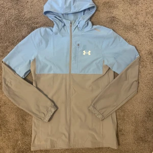 Under armour jacka - Grå/ljusblå under armour vindjacka i storlek S, riktigt bra skick 
