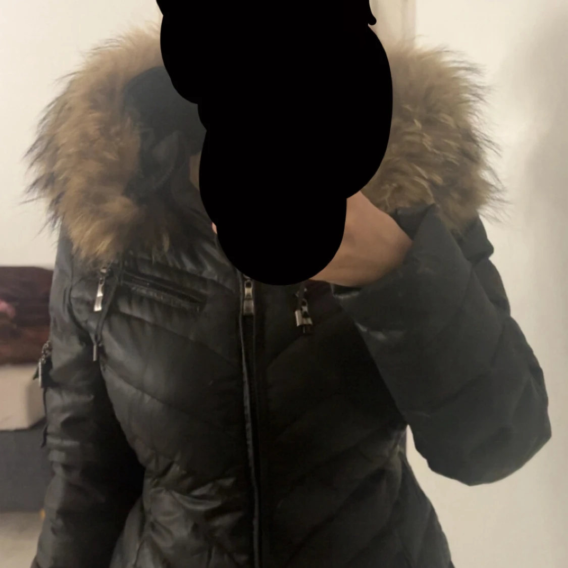 Svart pufferjacka med fuskpäls