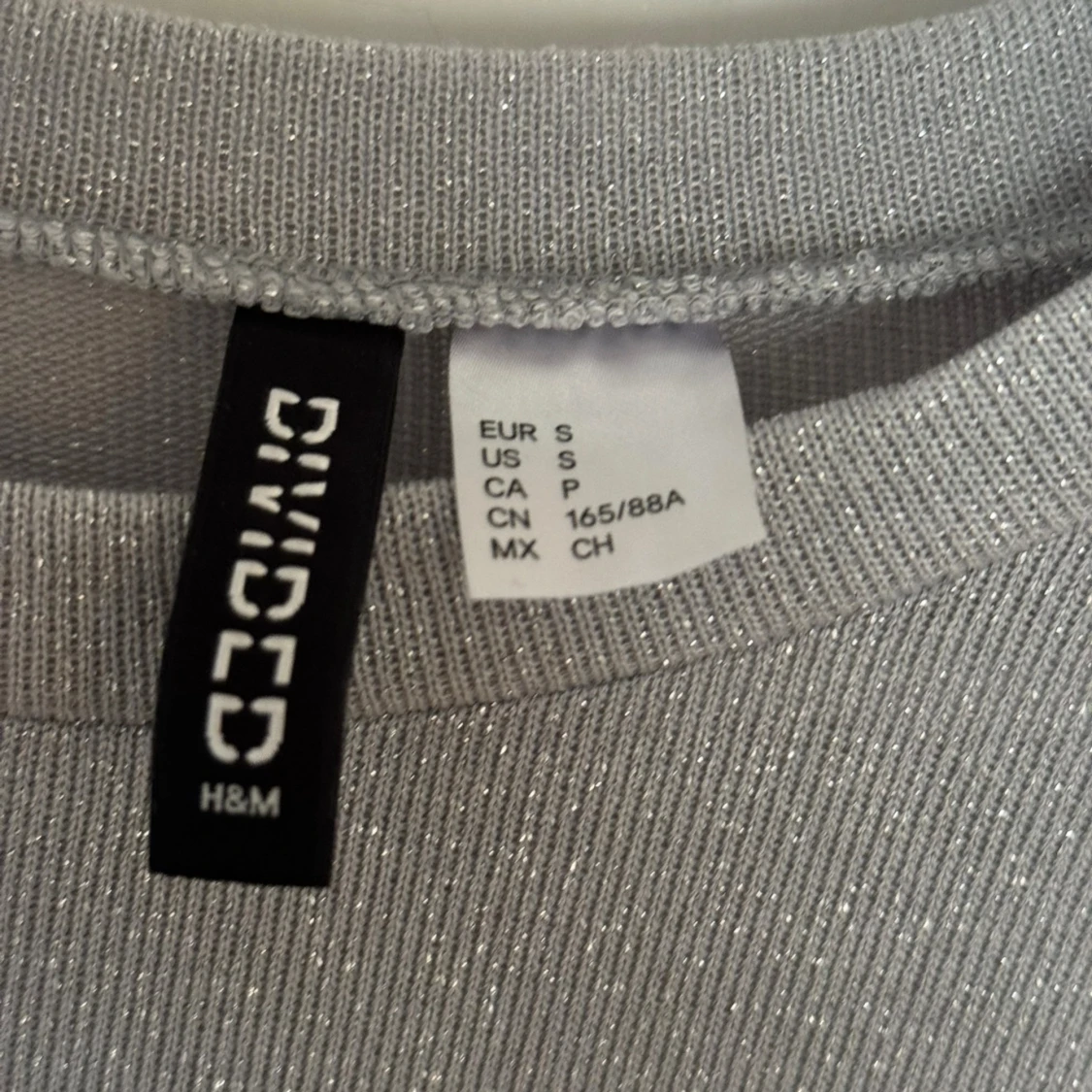 Glittrig silver topp med volang från H&M - 1