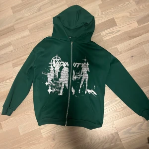 Grön vicinity zip up hoodie - Size M men kan passa size S oxå, pris kan diskuteras