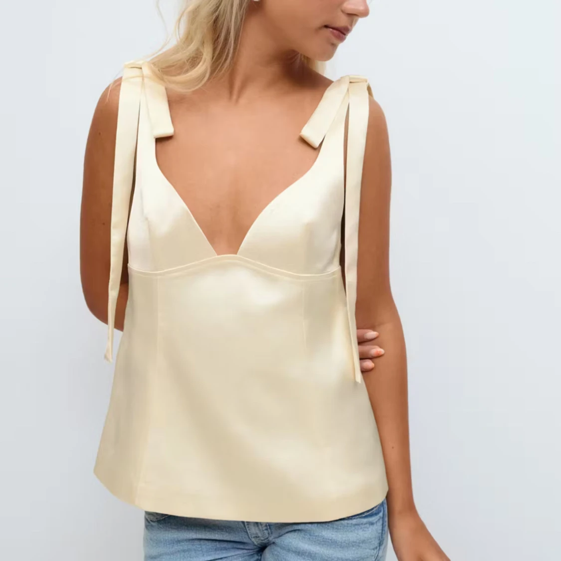 Satin tie topp Gina tricot