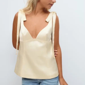 Satin tie topp Gina tricot - Säljer denna fina topp från Gina Young då jag missade sista returdag. Aldrig öppnad från påsen utan ligger kvar. Stl M. Slutsåld på hemsidan