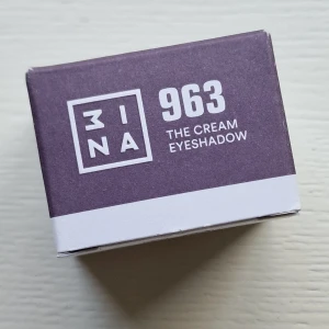 3INA Cream Eyeshadow 963 - Krämögonskugga från 3INA i nyansen 963. Kommer i en liten rund burk med lila lock och frostat glas. Färgen ser ut att vara skimrande lila med metallic finish. Vegansk och cruelty free, tillverkad i Italien. Nypris 220 kr