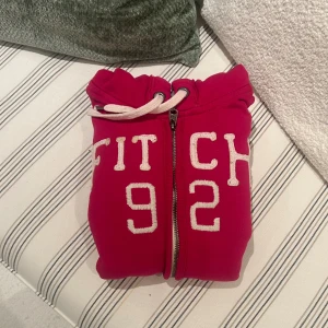 Abercrombie & fitch zip - En zip från Abercrombie & fitch i storlek S. Tröjan bedöms vara i mycket fint skick. Fler bilder inom kort. Jag skickar ditt köp inom 24h. Se liknande zip i min profil! 