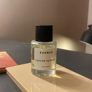 ESSNCE Coco On The Beach parfym - Modern Eau de Parfum med stilren look. Perfekt för dig som vill sticka ut med en unik vibe. Flaskans design är enkel och passar snyggt på hyllan. Namnet ger sommarkänsla och passar dig som gillar trendiga dofter.