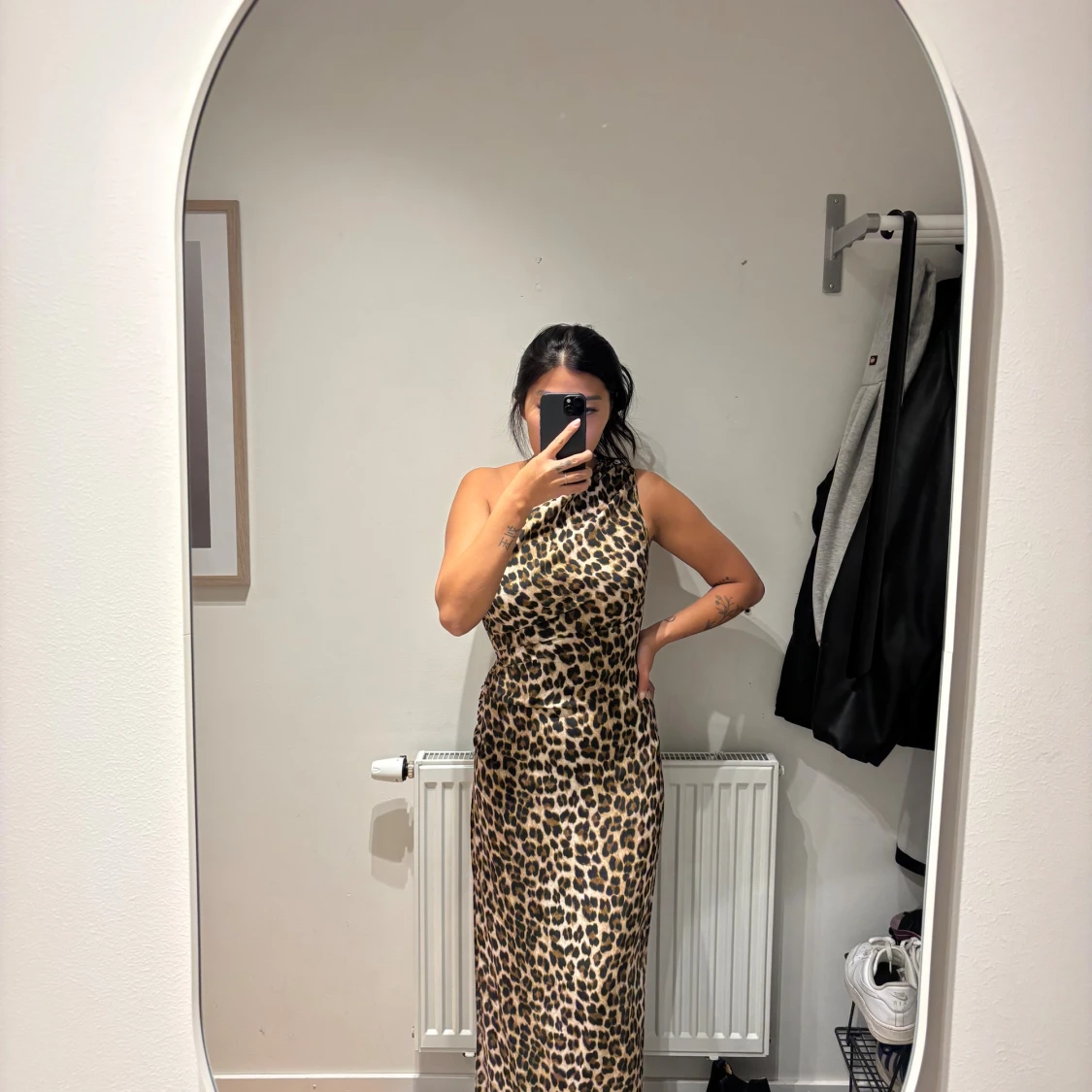 Leopardmönstrad oneshoulder långklänning