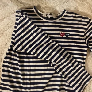 Randig långärmad tröja Comme des Garçons - Säljer en klassisk långärmad tröja från Comme des Garçons Play i marinblått och vitt med randigt mönster.  Den är i storlek xl men passar en M/L 