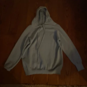 Ljusblå Marinoull hoodie  - En stilren ljusblå hoodie med huva och snörning. Tröjan har långa ärmar och ribbade muddar vid ärmslut och nederkant. Perfekt för en chill och avslappnad look. Sälja pågrund av att den blivit för liten använd i 2 månader pris går att diskuteras vid snabbt köp 