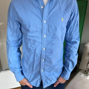 Ralph Lauren Skjorta M - Säljer en fet skjorta från Ralph Lauren i storlek M, slimfit. Skriv vid minsta fråga!