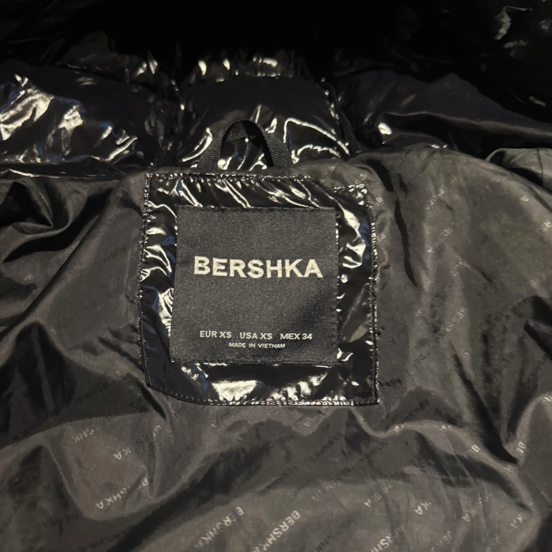 Svart glansig pufferjacka från Bershka - 2