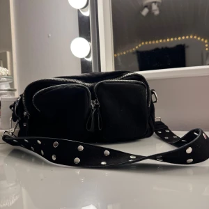 Handväska - Pris 100:- vid frågor kontakta mig 🫶🏽