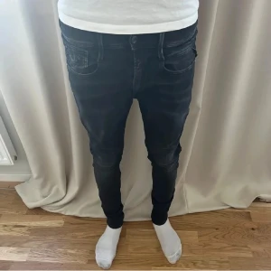 Replay Bronny W31 - Säljer ett par riktigt feta Replay Bronny jeans i storleken w31 och l32. Skriv vid minsta fråga!