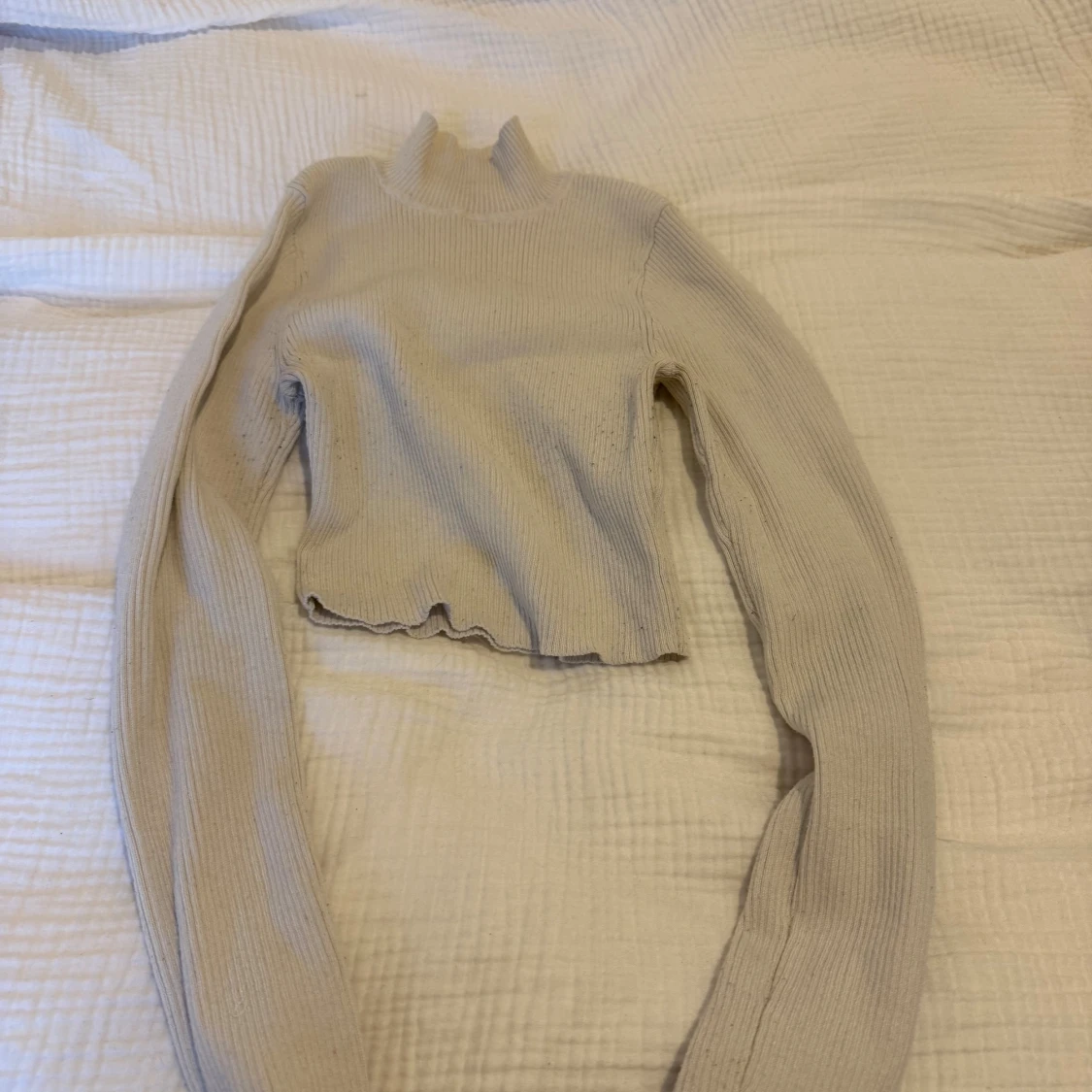 Vit croppad polotröja från H&M Divided