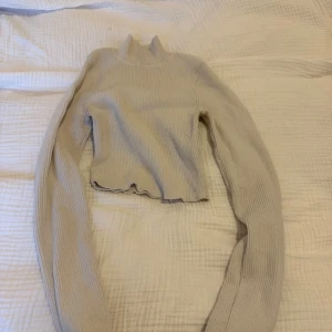 Vit croppad polotröja från H&M Divided - Väldigt söt tröja som passar med nästan alla outfits