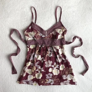 Vintage hollister babydoll top - Säljer en vintage 2000s babydoll topp från Hollister i stl S, den är i en fin burgundy färg med blommor på. Banden är lite slitna annars bra skick! Tryck på köp nu❣️