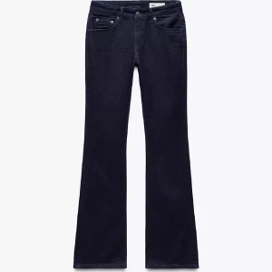 Lågmisjade bootcut jeans - Snygga mörkblå bootcut jeans som är lågmidjade. Knappt använda💙