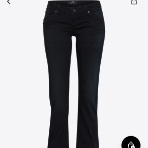 Ltb jeans Valerie Nattblå - Snygga jeans i modellen Valerie bootcut som inte kommit till så mycket användning, färgen är väldigt mörkblå! Skriv för egna bilder❤️