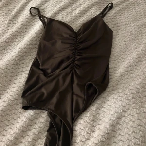 Brun body - Säljer en brun jätte stretchig body från bikbok i storlek m 