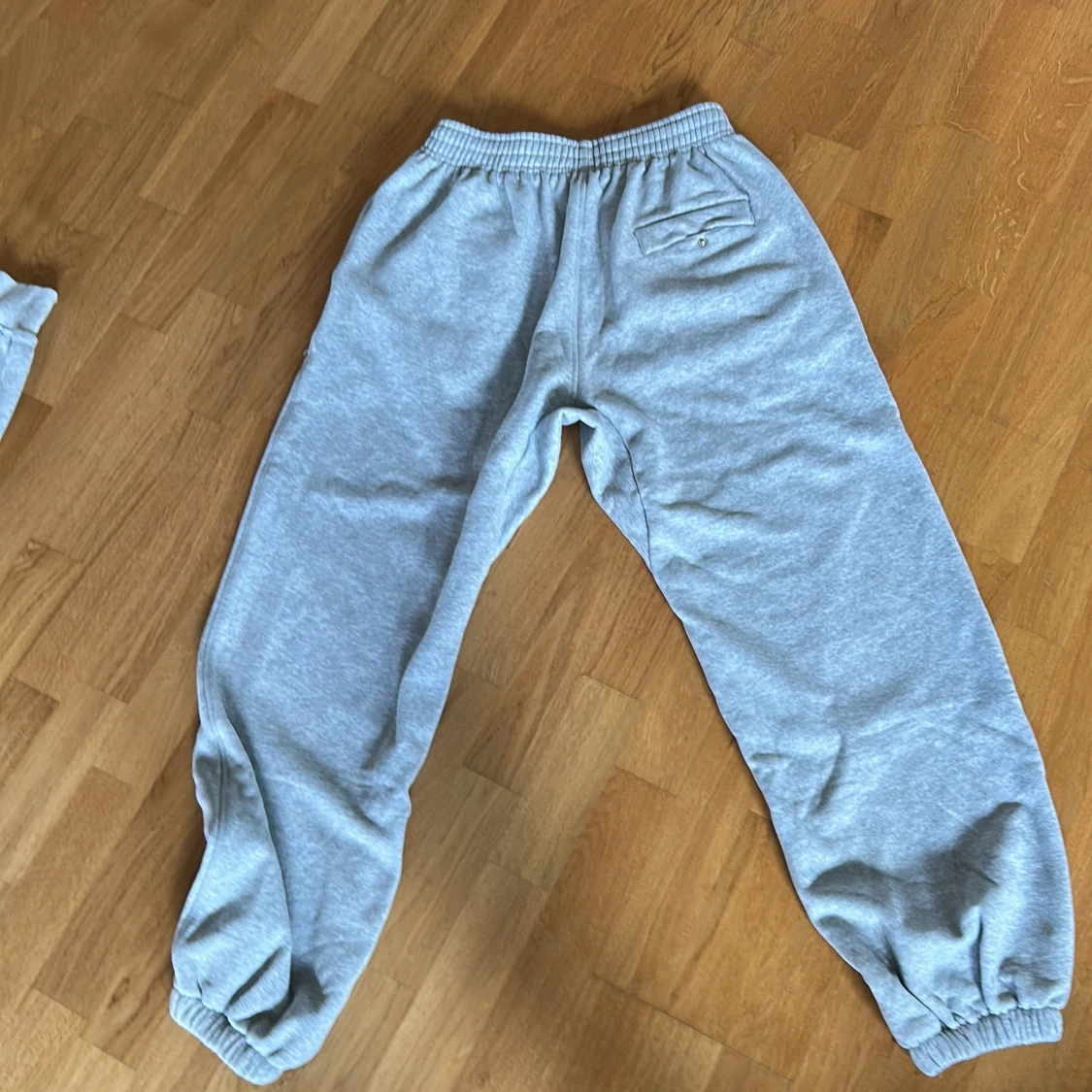 Grå mjukisbyxor från corteiz med tryck, M - 3