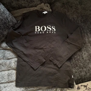  Hugo Boss tröja  - Storlek 14-s men mer som en xs, en trasig söm på baksidan men inga defekter annars 