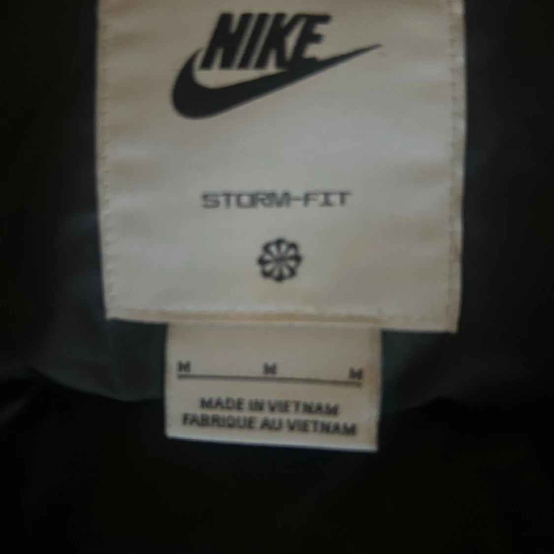 Svart lång pufferjacka från Nike - 2