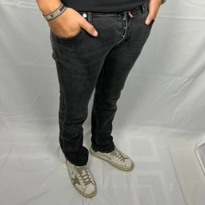 Svarta jeans från Jacob Cohen - Storlek: 31 - Modell: 622 (Mod) - Skicket på jeansen är väldigt bra utan defekter - Vårat pris: 1299kr - Nypris: 5499kr - Modellen är 185cm och väger 79kg.  