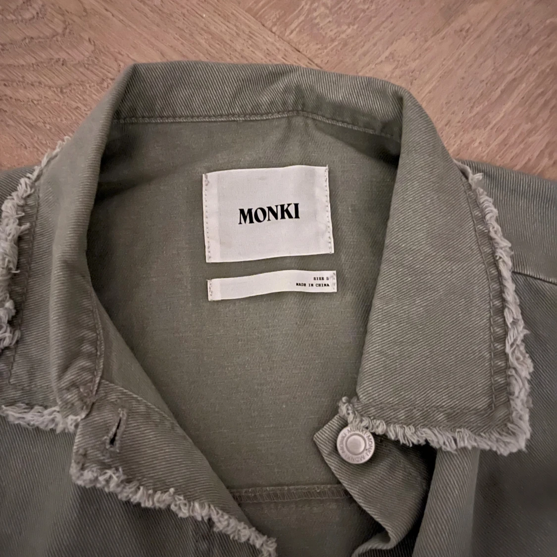 Grön jeansjacka med fransar från Monki - 3