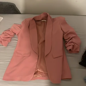 Rosa kavaj - Uppdragna armar 