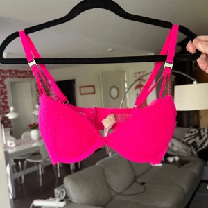 Neon rosa bh - Säljer pågrund av att den är för stor och att jag aldrig får användning för den. Storleken är 80C och är knappt använd. Kom priv för intresse eller frågor🤍