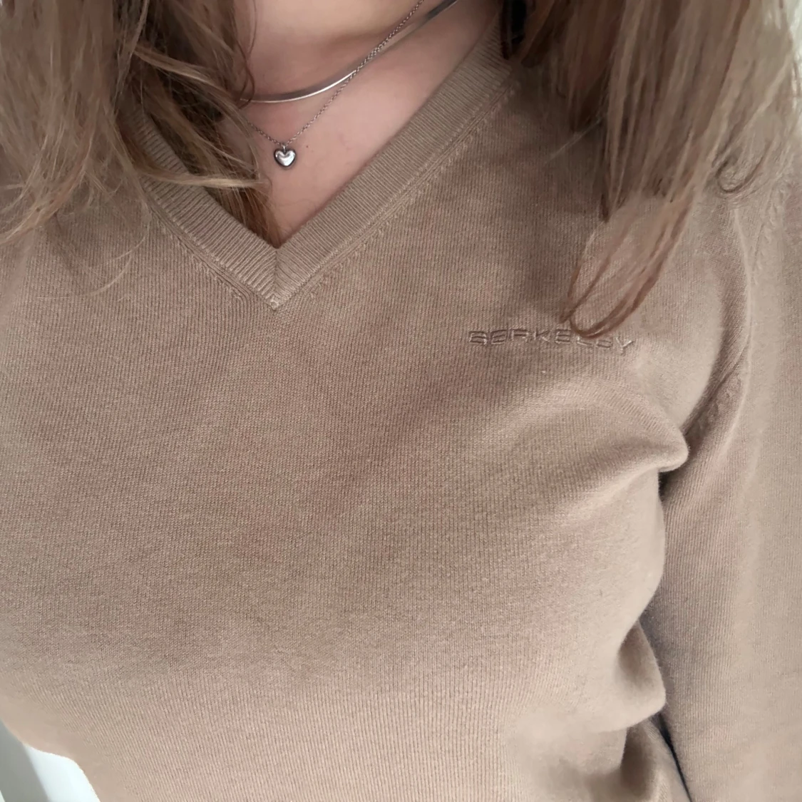 Beige v-ringad tröja från Berkeley - 1