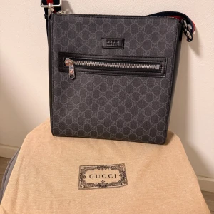 Väska - Väska köpt på marknad, aldrig använd! 