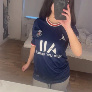 PSG Mbappé fotbollströja - Säljer en blå PSG fotbollströja med Mbappé 7 på ryggen. Knappt använd. Storlek Xs men sitter som S också.