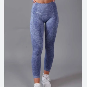 Tränings leggings!🏋🏼 - Träning tights från DIVINA! Köpte på Zalando för 400kr, de är använda några gånger🏋🏻