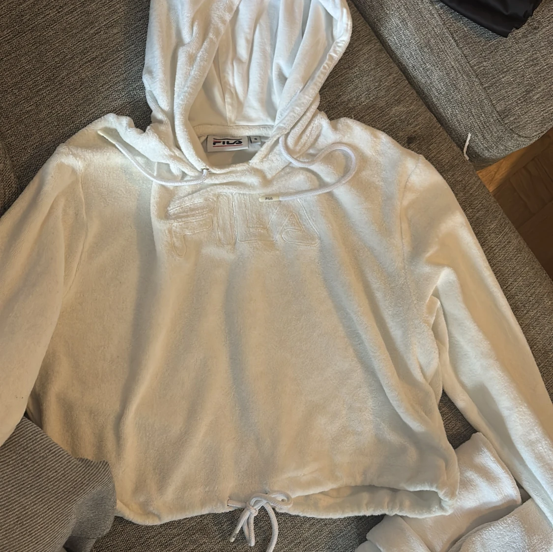 Vit croppad hoodie från Fila - 1