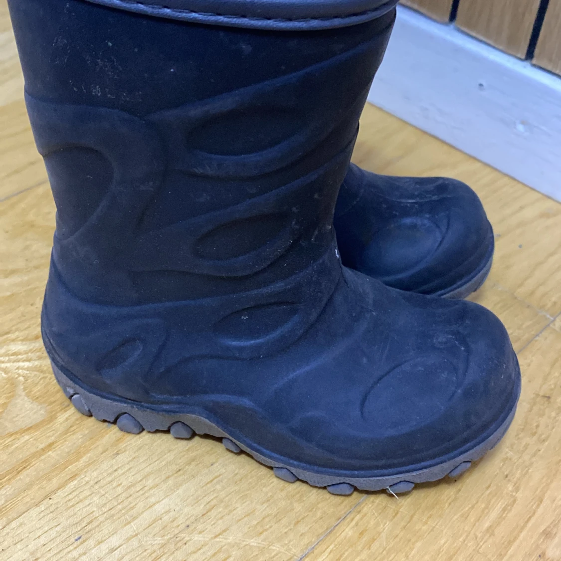 Svarta gummistövlar med mönster