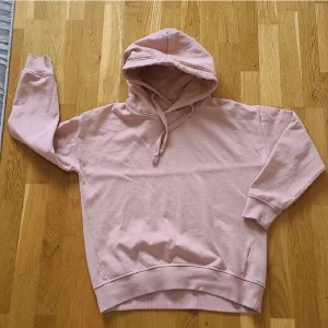 Hoodie - Ljusrosa hoodie från lager 157, storlek S. Finns även i röd