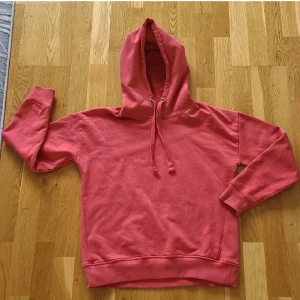 Hoodie - Orange-röd hoodie från Lager 157 i storlek S. Finns även i rosa