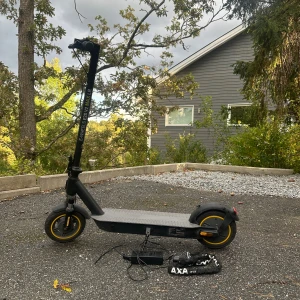 Elscooter ewheels e2s v2 max Long Range - Elscootern går i 40 kmh och är från ewheels. Den har inga problem med att komma upp i 40 kmh och har väldigt bra acceleration.   Den är bakhjulsdriven då det är väldigt lätt att stegra.                                                       Speks:  1300 W motor (max effekt) IP56 - certifiering Praktisk, kraftfull och lätthanterlig Upp till 70 km optimal räckvidd  Vad som kommer med:  laddare  lås för extra 150