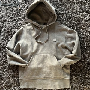 Acne studios hoodie  - Acne hoodie i grå färg. Storleken är s men passar även m. Liten defekt som ni ser på sista bilden därav de låga priset 