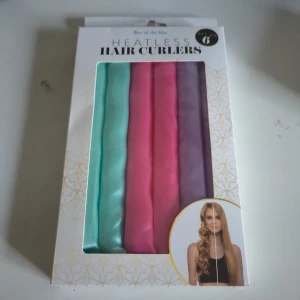 Heatless Hair Curlers Set of 6 - Skonsamma värmefria hårspolar i satin, set om 6 i olika färger. Perfekt för att skapa vackra lockar utan värmeskador. Passar alla hårtyper. Produkten är ny i oöppnad förpackning och enkel att använda enligt instruktionerna på baksidan. Helt oanvända och oöppnad förpackning.