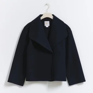 Marinblå jacka  - Stilren kappa från gina young, inga täcken på användning!! Mjuk i materialet och har två knappar som stänger den, passar storlek S 🥰🥰