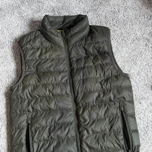 Väst från esprit  - Jag säljer denna väst pga förliten storlek, men mer om varann. Den är använd max 5 ggr så skicket är nästan som ny. Ny pris ligger på cirka 600kr, mitt pris 250kr! Tveka inte att ställa frågor eller nåt liknande!