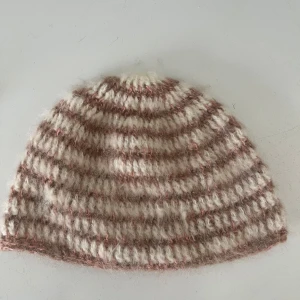 Virkad mohair mössa beige  - Supermysig virkad egen gjord mössa i fluffig mohair mix. Inte använd. Virkad av min mamma!💕