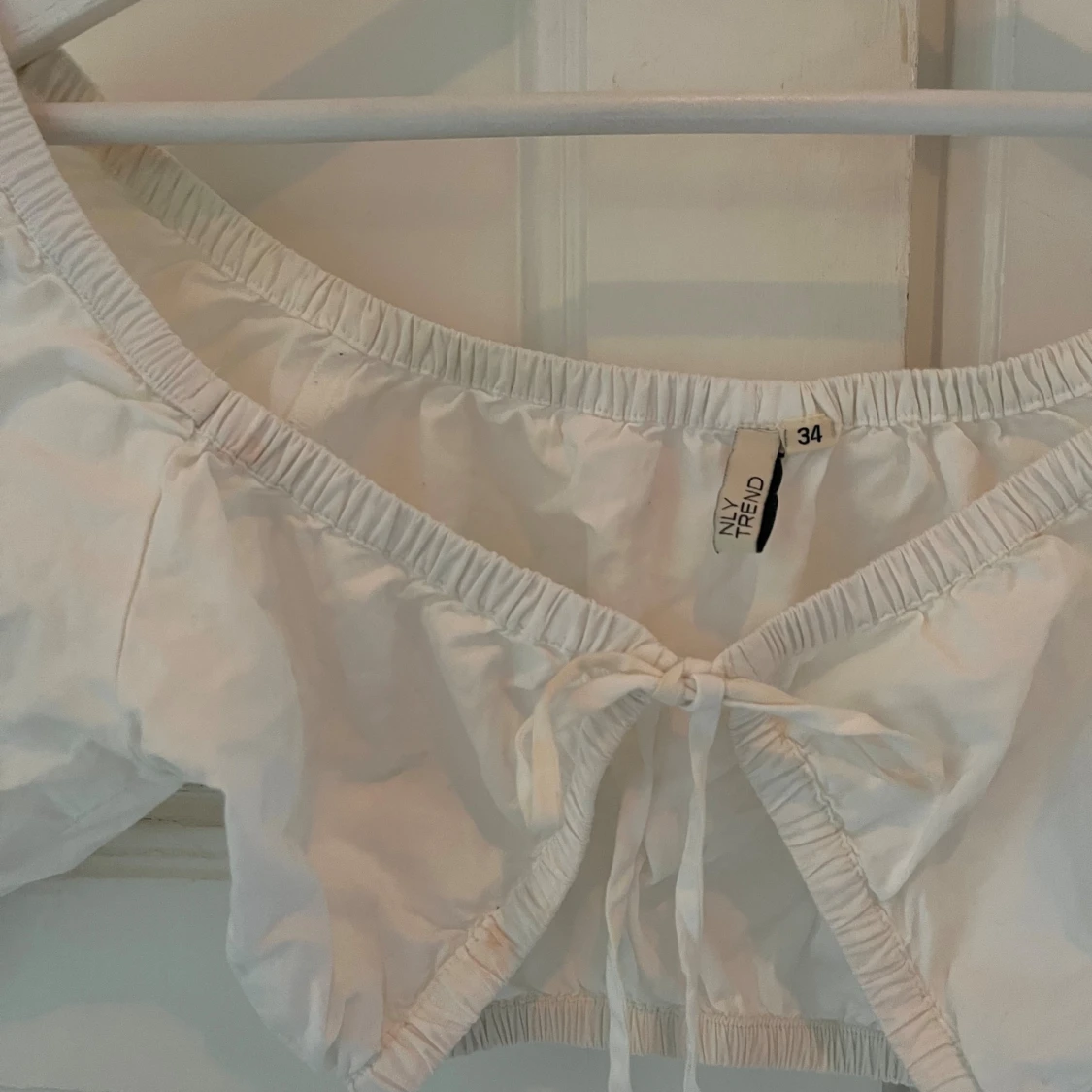 Vit croptop från NLY Trend 34 - 2