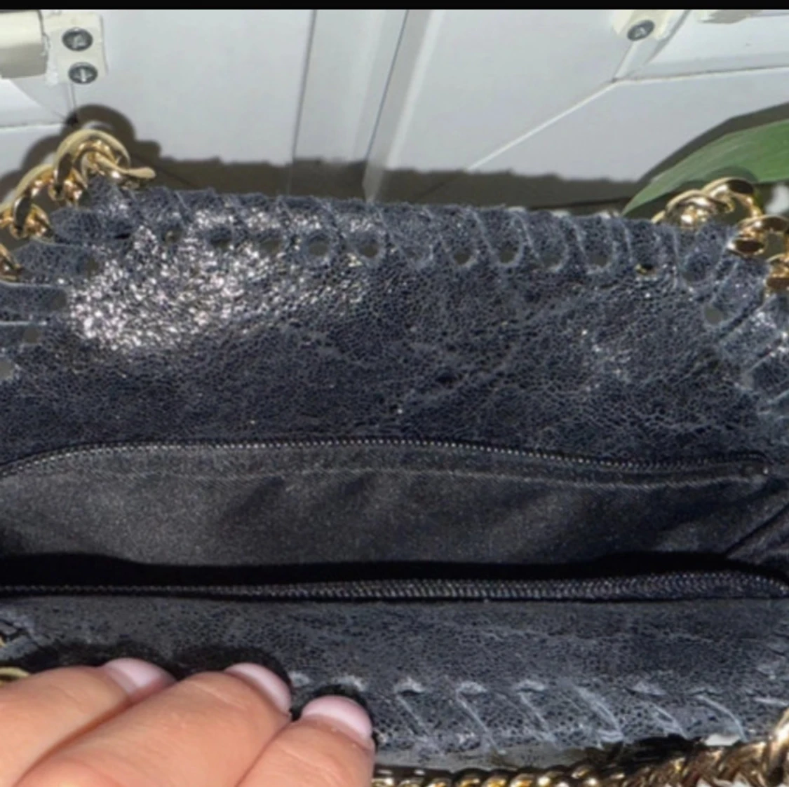 Svart axelväska med guldkedja från Italien - 2